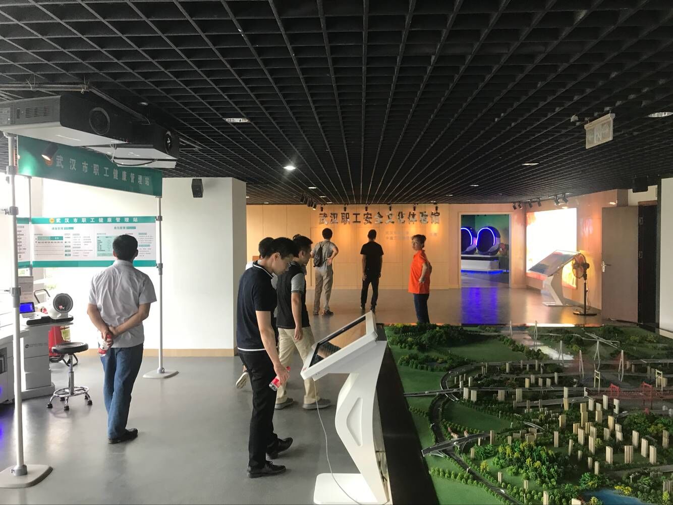 6966集团-不凡成就非凡,相信品牌的力量